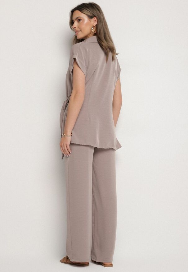 Born2be - Ciemnobeżowy Komplet Koszula z Asymetrycznym Wiązaniem i Szerokie Spodnie Filivara. Kolor: beżowy