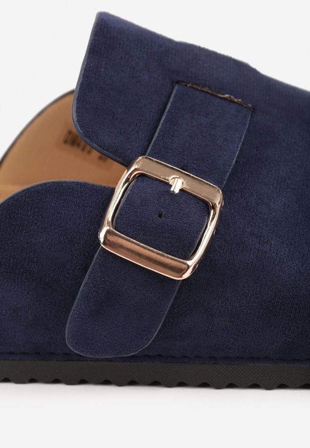 Born2be - Granatowe Klapki z Ozdobnym Paskiem i Klamrą Calevelis. Nosek buta: okrągły. Kolor: niebieski. Materiał: jeans. Obcas: na obcasie. Styl: klasyczny, elegancki. Wysokość obcasa: średni