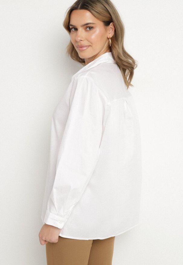 Born2be - Biała Bawełniana Koszula w Klasycznym Stylu Oversize Rivriz. Okazja: na co dzień, na spotkanie biznesowe. Typ kołnierza: kołnierzyk klasyczny. Kolor: biały. Materiał: bawełna. Styl: klasyczny