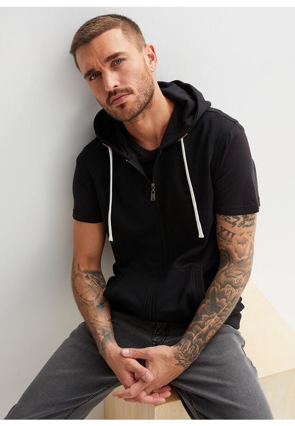 bonprix - Kamizelka dresowa z kapturem z miękkiej mieszanki bawełny. Typ kołnierza: kaptur. Kolor: czarny. Materiał: bawełna, dresówka