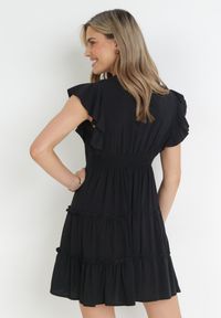 Born2be - Czarna Gładka Sukienka Mini Taliowana z Falbankami Wokół Ramion Zynnas. Typ kołnierza: kołnierz z falbankami. Kolor: czarny. Wzór: gładki. Sezon: lato. Długość: mini #3