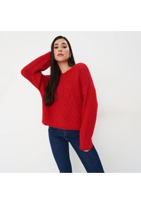 Mohito - Czerwony sweter z ozdobnym splotem - Czerwony. Kolor: czerwony. Wzór: ze splotem #1