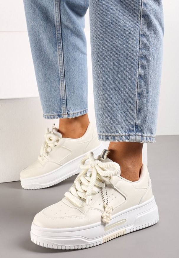 Renee - Beżowe Sneakersy z Perforacją i Odczepianą Gumową Ozdobą Misia Ildeos. Kolor: beżowy. Materiał: guma. Wzór: aplikacja