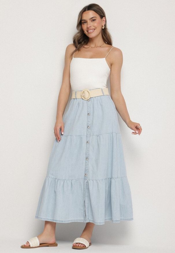Born2be - Jasnoniebieska Bawełniana Spódnica Jeansowa Rozkloszowana z Paskiem i Ozdobnymi Guzikami Natenelia. Okazja: na co dzień. Stan: podwyższony. Kolor: niebieski. Materiał: bawełna, jeans. Styl: elegancki, casual