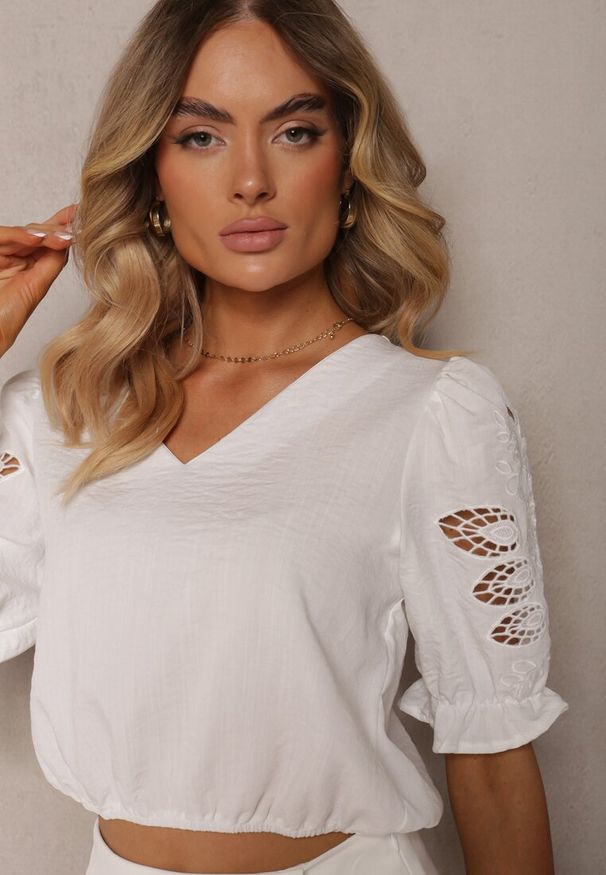 Renee - Biała Bluzka Koszulowa z Ozdobnym Rękawem i Trójkątnym Dekoltem Janesta. Okazja: na co dzień. Kolor: biały. Materiał: jeans, materiał. Styl: wizytowy, casual