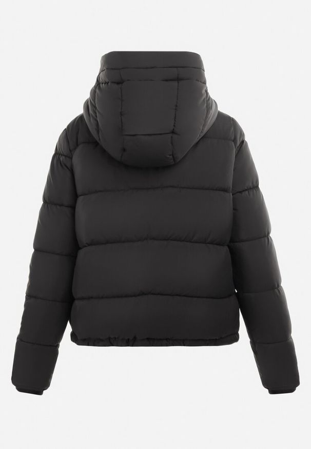 Born2be - Czarna Kurtka z Kapturem Pikowana Bauwens. Okazja: na co dzień. Typ kołnierza: kaptur. Kolekcja: plus size. Kolor: czarny. Długość: długie. Wzór: aplikacja. Materiał: jeans, materiał, futro. Długość rękawa: długi rękaw. Sezon: jesień, zima. Styl: casual