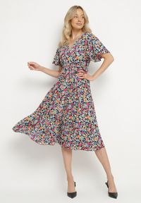 Born2be - Czarna Rozkloszowana Sukienka w Kwiaty z Kopertowym Dekoltem Plisowana Lanasira. Kolor: czarny. Wzór: kwiaty. Typ sukienki: kopertowe #7