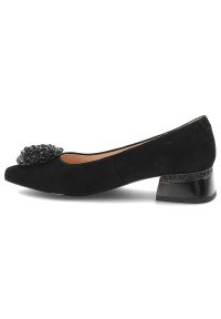 Czółenka damskie S.Barski, cholewka ze skóry naturalnej zamszowej wsuwany fason zabudowany przód, czarne, CR61-3029. Okazja: na spotkanie biznesowe. Kolor: czarny. Materiał: skóra, zamsz. Szerokość cholewki: normalna. Wzór: aplikacja. Obcas: na obcasie. Styl: elegancki, biznesowy. Wysokość obcasa: średni #6