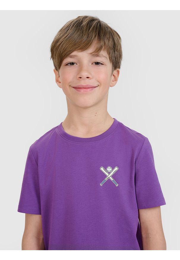 4f - 4F T-shirt regular z nadrukiem chłopięcy - fioletowy 140 (9-10 lat). Okazja: na co dzień. Kolor: fioletowy. Materiał: dzianina, jersey, bawełna. Długość rękawa: krótki rękaw. Długość: krótkie. Wzór: nadruk. Sezon: lato. Styl: sportowy, klasyczny, casual
