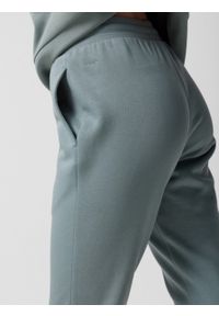 outhorn - Spodnie dresowe joggery damskie - morskie. Kolor: morski. Materiał: dresówka