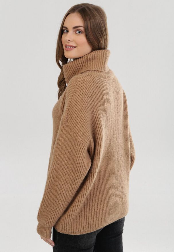 Born2be - Jasnobrązowy Golf Oversize Out Of This World. Okazja: na co dzień, na spacer. Typ kołnierza: golf. Kolor: brązowy. Materiał: jeans, skóra, dzianina, wiskoza. Długość: długie. Wzór: prążki. Styl: casual, klasyczny, elegancki