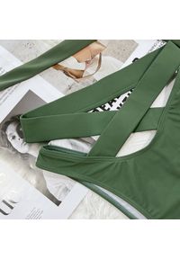 Intica - Bikini z ozdobnymi paskami na plażę i basen Shireen. Kolor: brązowy. Materiał: materiał. Wzór: paski #8