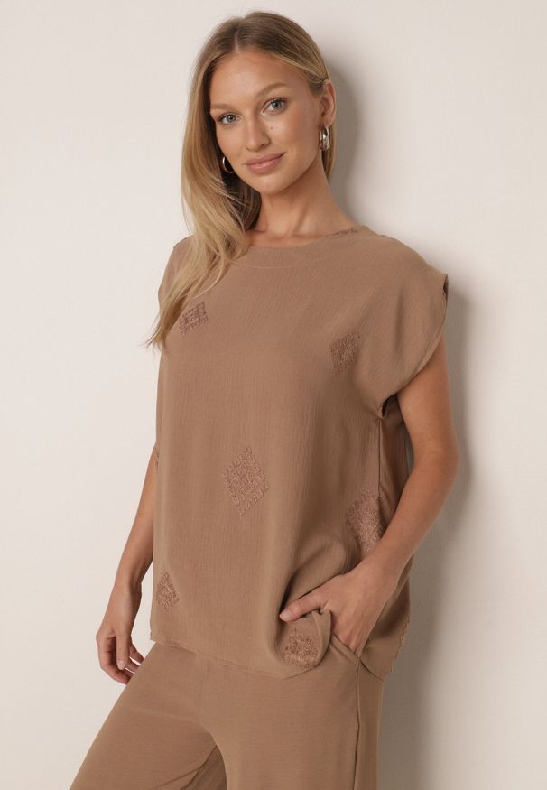 Born2be - Beżowy Letni Komplet Bogaty w Wiskozę Bluzka Oversize z Haftem i Spodnie Abis. Kolor: beżowy. Materiał: wiskoza. Wzór: haft