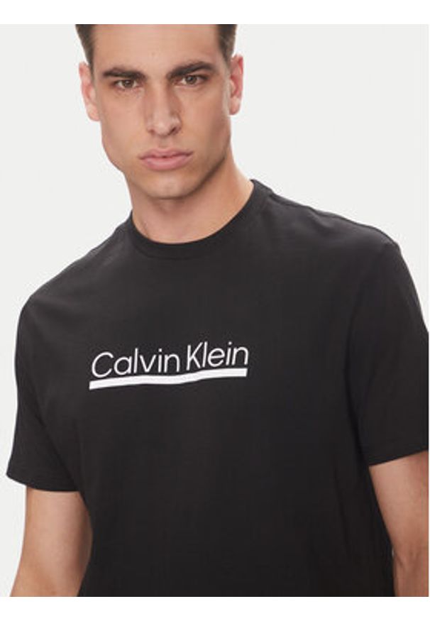 Calvin Klein T-Shirt Outline Tape Graphic LV04RC852G Czarny Regular Fit. Kolor: czarny. Materiał: bawełna