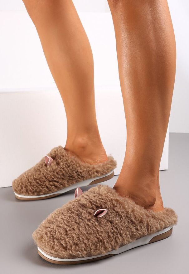 Renee - Beżowe Kapcie z Futerkiem i Motywem Uszu Iratimi. Kolor: beżowy. Materiał: futro