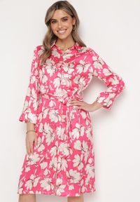 Born2be - Fuksjowa Koszulowa Sukienka Zapinana na Guziki z Materiałowym Paskiem w Talii Blinesta. Okazja: na co dzień. Kolor: różowy. Materiał: materiał. Długość rękawa: długi rękaw. Wzór: kwiaty. Typ sukienki: koszulowe. Styl: casual, elegancki #1