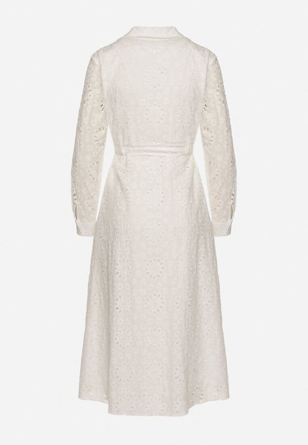 Born2be - Biała Koszulowa Sukienka z Ażurowym Wzorem i Paskiem Tanithiea. Okazja: na co dzień. Typ kołnierza: kołnierzyk klasyczny. Kolor: biały. Materiał: bawełna. Długość rękawa: długi rękaw. Wzór: ażurowy. Typ sukienki: koszulowe. Styl: casual, elegancki, klasyczny