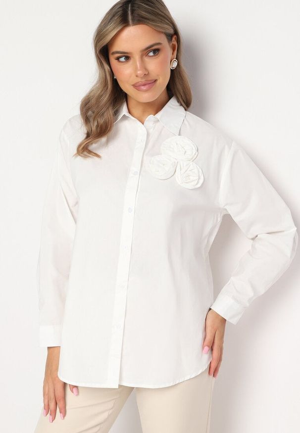 Born2be - Biała Bawełniana Koszula z Kwiatową Aplikacją 3D Velonie. Okazja: na spotkanie biznesowe. Typ kołnierza: kołnierzyk klasyczny. Kolor: biały. Materiał: bawełna. Wzór: aplikacja, kwiaty. Styl: biznesowy, klasyczny, elegancki