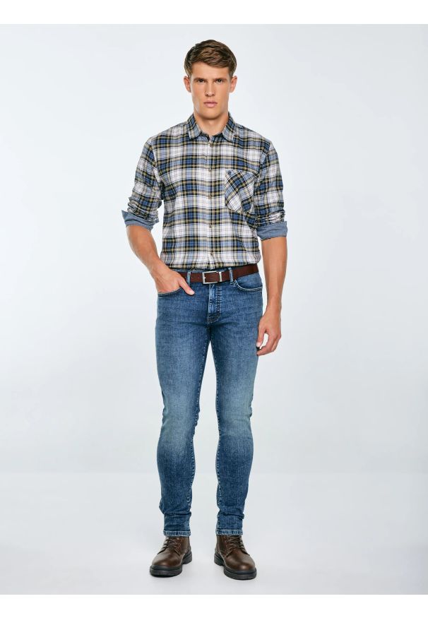 Big-Star - Koszula męska flanelowa w kratę niebiesko-beżowa Koner 401. Typ kołnierza: kołnierzyk klasyczny. Kolor: niebieski. Materiał: tkanina, jeans. Wzór: aplikacja, kratka, haft. Styl: klasyczny