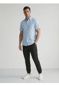 Sinsay - Spodnie jogger cargo ze wzorem moro - czarny. Kolor: czarny. Wzór: moro #1