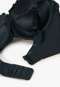 Renee - Ciemnozielony Biustonosz Usztywniony z Efektem Push Up i Małą Zawieszką Juniwia. Kolor: zielony. Materiał: koronka. Rodzaj stanika: push-up. Wzór: koronka