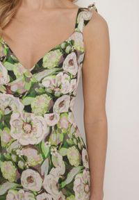 Born2be - Zielona Rozkloszowana Sukienka z Wiskozy w Kwiatowym Wzór Redeelle. Okazja: na co dzień. Kolor: zielony. Materiał: wiskoza. Wzór: kwiaty. Typ sukienki: rozkloszowane. Styl: casual, elegancki #5