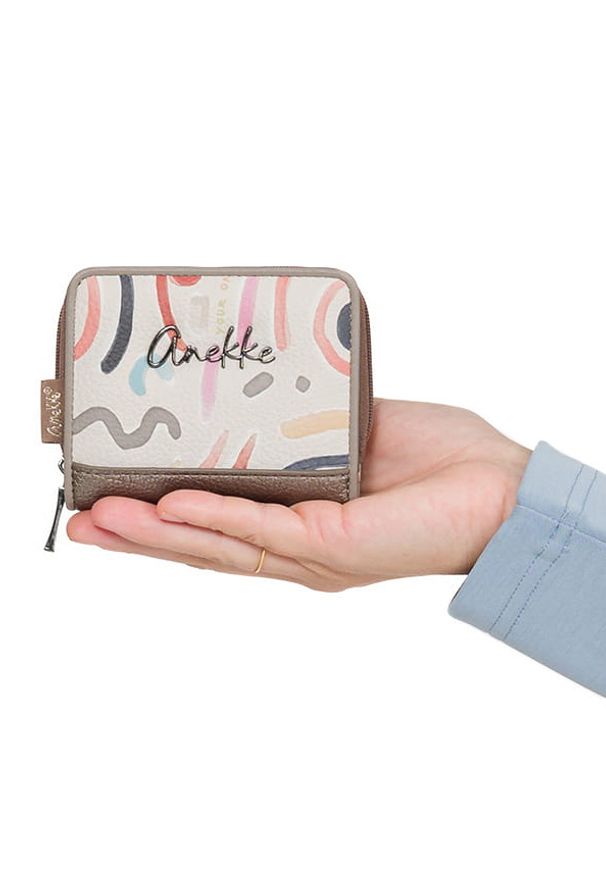 Portfel damski Anekke, z efektownym nadrukiem i metalowym logo zapinany na suwak wyposażony w przegrody na karty kieszeń na monety, brązowy, 42749-90. Kolor: brązowy. Wzór: nadruk