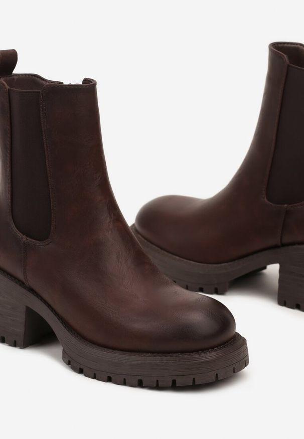 Renee - Ciemnobrązowe Ocieplone Botki na Słupku w Stylu Sztybletów Ozdobione z Boku Gumką Crethea. Okazja: na co dzień. Kolor: brązowy. Materiał: jeans. Wzór: aplikacja. Sezon: jesień, zima, wiosna. Obcas: na słupku. Styl: elegancki, casual
