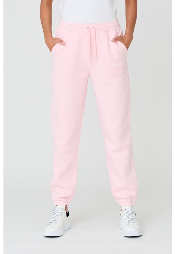 Juicy Couture - JUICY COUTURE Różowe spodnie Sora. Kolor: różowy. Materiał: bawełna