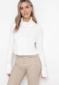 Born2be - Biały Krótki Golf z Długim Rękawem Levere. Typ kołnierza: golf. Kolor: biały. Materiał: nylon, wiskoza, dzianina. Długość rękawa: długi rękaw. Długość: krótkie. Wzór: gładki #1