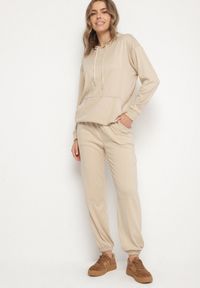 Born2be - Beżowy Komplet Dresowy Bluza z Kapturem i Kangurową Kieszenią i Spodnie Liriela. Kolor: beżowy. Materiał: dresówka