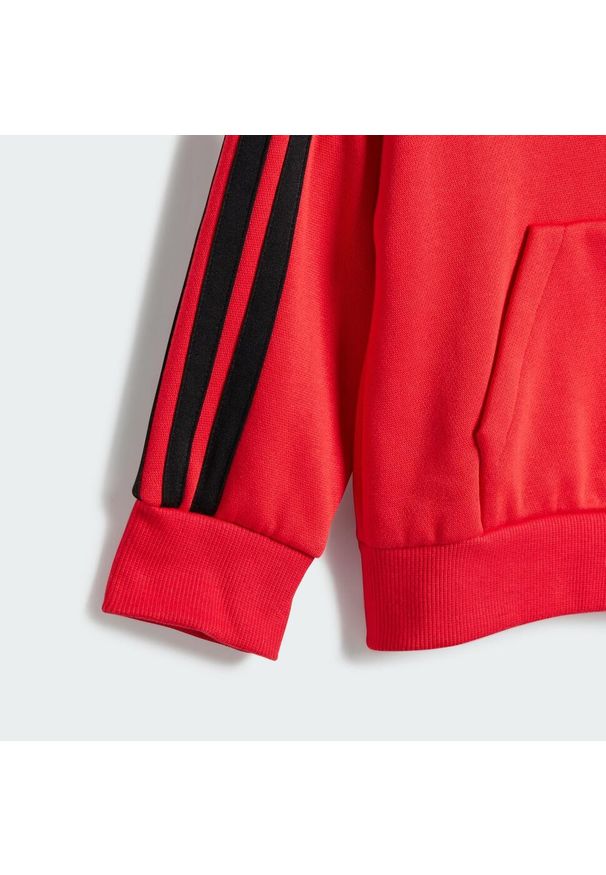Adidas - Zestaw Essentials Joggers Kids. Kolor: czerwony, wielokolorowy, czarny. Materiał: dresówka, materiał. Styl: młodzieżowy