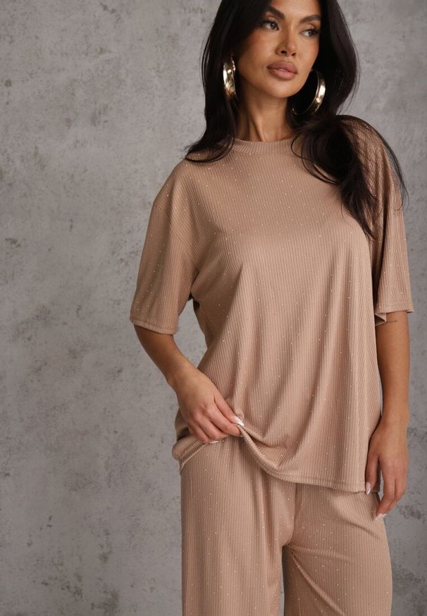 Renee - Beżowy Oversizowy Komplet Zdobiony Cyrkoniami T-shirt i Spodnie Arnateia. Kolor: beżowy. Wzór: aplikacja