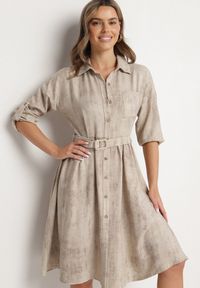 Born2be - Beżowa Sukienka o Koszulowym Kroju z Paskiem z Klamrą Evelmio. Okazja: na co dzień. Typ kołnierza: kołnierzyk klasyczny. Kolor: beżowy. Materiał: jeans. Długość rękawa: długi rękaw. Typ sukienki: koszulowe. Styl: elegancki, casual, klasyczny #1