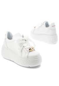 Sneakersy damskie Karino, cholewka ze skóry naturalnej licowej wiązanie z przodu szeroką wstążką metalowe detale zabudowany przód na grubszej podeszw. Kolor: biały. Materiał: skóra. Szerokość cholewki: normalna #6