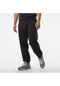 Spodnie męskie New Balance MP23551PHM – czarne. Kolor: czarny. Materiał: materiał, bawełna, dresówka