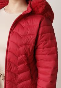 Born2be - Czerwona Pikowana Kurtka Przejściowa z Kapturem i Ściągaczami po Bokach Fezika. Okazja: na spacer, na co dzień. Typ kołnierza: kaptur. Kolor: czerwony. Materiał: futro, poliester, jeans. Styl: casual #4