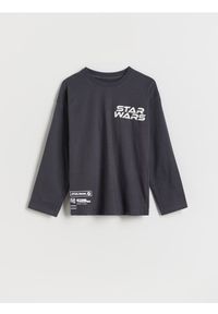 Reserved - Longsleeve Star Wars - ciemnoszary. Kolor: szary. Materiał: dzianina, bawełna. Długość rękawa: długi rękaw. Wzór: motyw z bajki #1