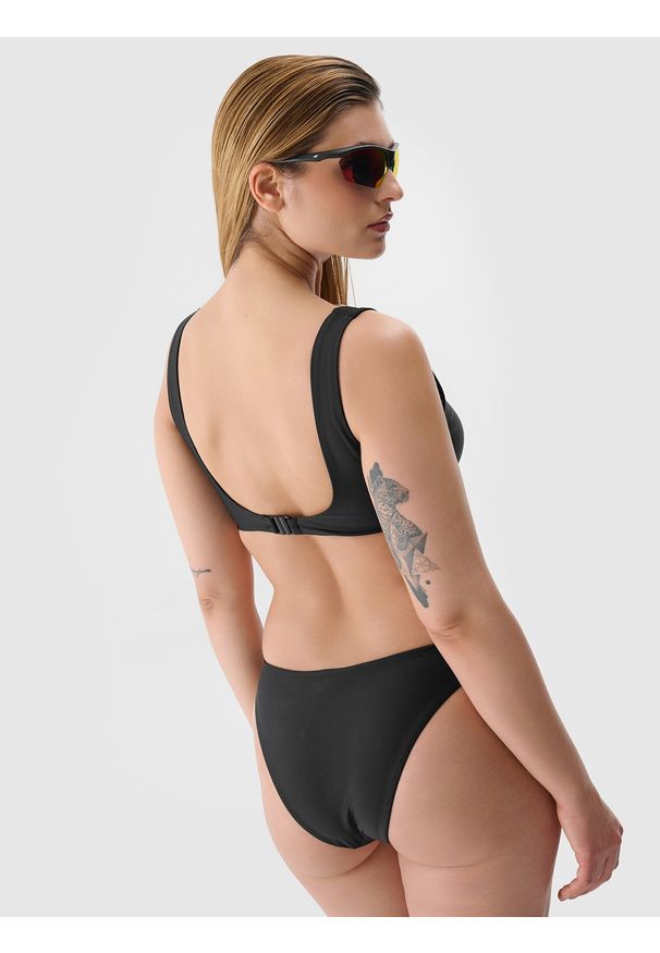 4f - 4F Góra od bikini damska - czarna M. Kolor: czarny. Materiał: włókno, materiał, syntetyk, elastan. Wzór: jednolity