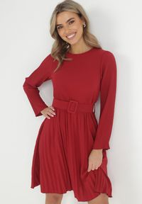 Born2be - Bordowa Sukienka Plisowana z Paskiem Flyne. Kolor: czerwony. Długość rękawa: długi rękaw. Styl: elegancki. Długość: mini #3