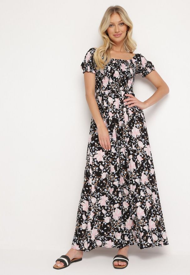 Born2be - Czarno-Biała Rozkloszowana Sukienka w Kwiaty z Marszczonym Dekoltem Disteria. Okazja: na co dzień. Kolor: czarny. Materiał: jeans. Wzór: kwiaty. Sezon: wiosna, lato. Styl: elegancki, casual, vintage