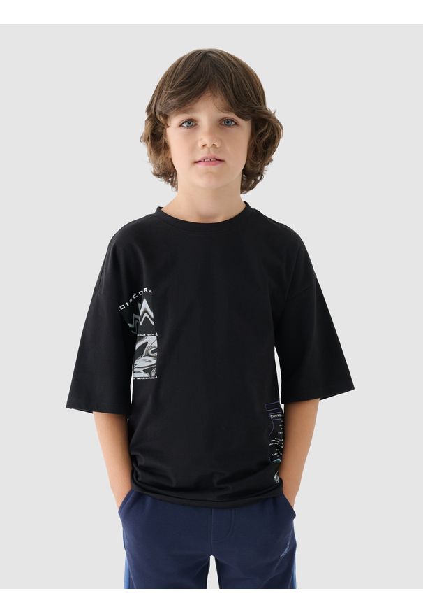 4f - 4F T-shirt z nadrukiem chłopięcy - czarny 140 (9-10 lat). Okazja: na co dzień. Kolor: czarny. Materiał: bawełna, dzianina, jersey. Długość rękawa: krótki rękaw. Długość: krótkie. Wzór: nadruk. Sezon: lato. Styl: klasyczny, casual, sportowy