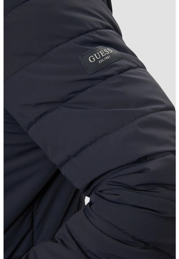 Guess - GUESS Granatowa męska kurtka Biker Jacket, Rozmiar M. Typ kołnierza: bez kaptura. Kolor: niebieski. Materiał: poliamid, syntetyk. Długość rękawa: długi rękaw. Długość: długie. Styl: wizytowy