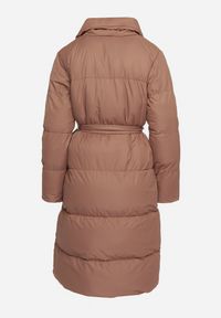 Born2be - Brązowa Kurtka Płaszcz Zapinana na Napy Ukryte pod Plisą z Kieszeniami i Paskiem Ritallas. Typ kołnierza: kołnierzyk stójkowy. Kolor: brązowy. Materiał: materiał. Długość: długie. Sezon: zima #3