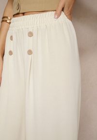 Renee - Jasnobeżowe Spodnie z Bawełną o Szerokim Kroju High Waist Ozdobione Guzikami Morritia. Okazja: na co dzień. Stan: podwyższony. Kolor: beżowy. Materiał: bawełna. Wzór: aplikacja. Styl: elegancki, casual #4