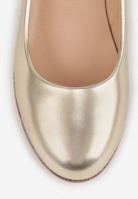 Born2be - Złote Czółenka Vices ze Skórzaną Wkładką i Plecionką na Koturnie Yearna. Okazja: na spotkanie biznesowe, do pracy. Kolor: złoty. Materiał: skóra. Obcas: na koturnie. Styl: biznesowy #4