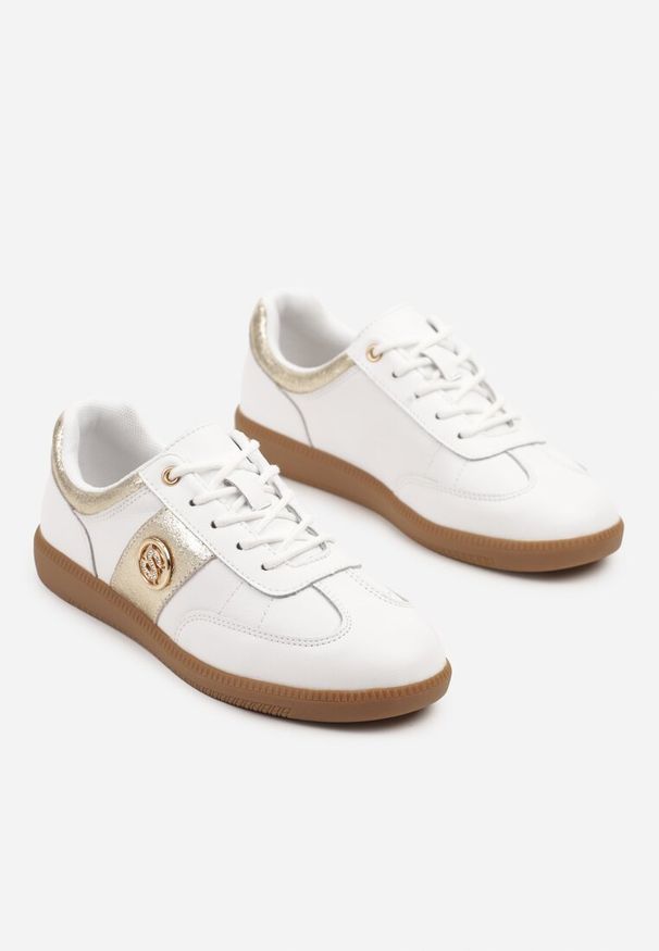 Renee - Biało-Złote Sneakersy Skórzane Typu Kultowe Tenisówki z Metaliczną Aplikacją Ollisena. Zapięcie: sznurówki. Kolor: biały. Materiał: skóra. Wzór: aplikacja. Sezon: lato, wiosna. Obcas: na płaskiej podeszwie
