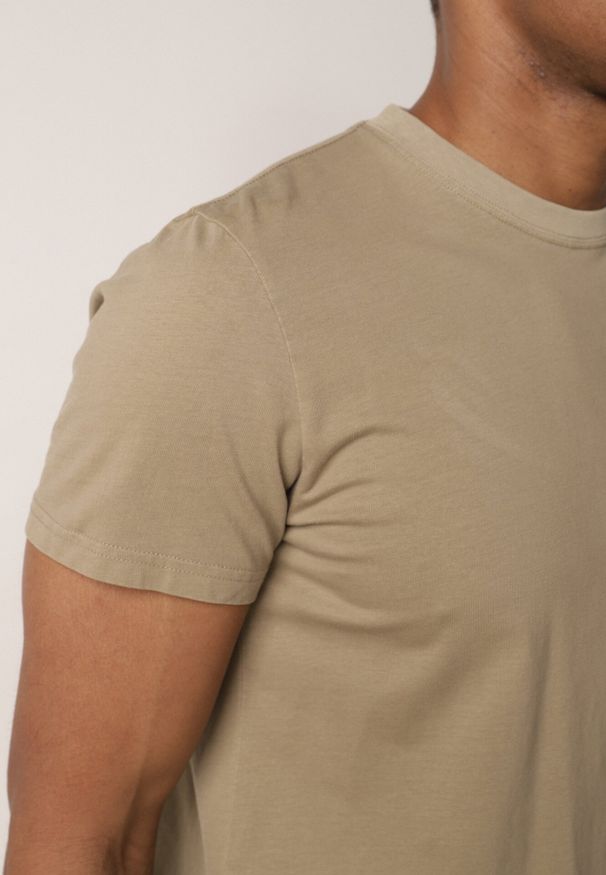 Born2be - Ciemnozielona Gładka Koszulka T-shirt z Bawełny o Prostym Kroju Sarusa. Okazja: na co dzień, na randkę. Kolor: zielony. Materiał: bawełna. Wzór: gładki. Styl: klasyczny, casual