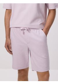 Reserved - Dresowe szorty regular fit - lawendowy. Kolor: fioletowy. Materiał: dresówka