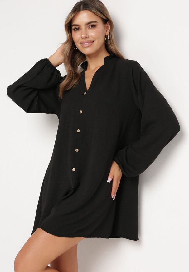 Born2be - Czarna Rozkloszowana Sukienka Pudełkowa z Ozdobnymi Guzikami Alcionete. Okazja: na co dzień. Kolor: czarny. Typ sukienki: proste. Styl: elegancki, casual